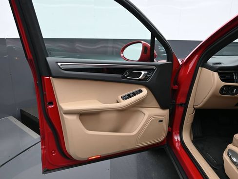 Certified 2024 Porsche Macan AWD/4WD image 8