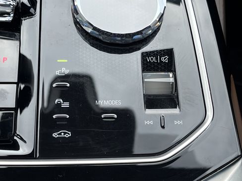 Used 2025 BMW 740i xDrive image 9