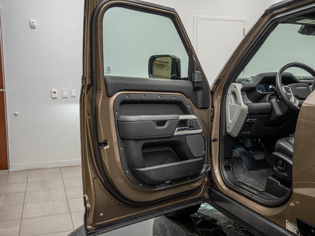Used 2024 Land Rover Defender 110 X-Dynamic SE AWD/4WD image 28