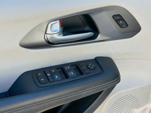 Used 2024 Chrysler Pacifica Touring-L image 24