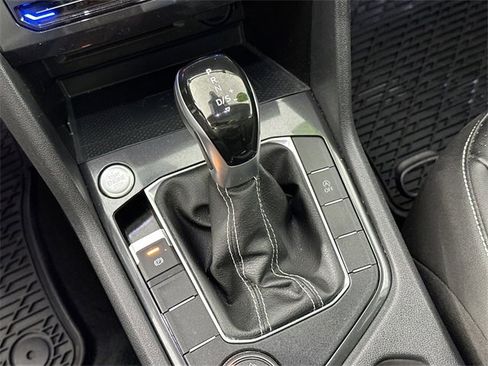 Used 2022 Volkswagen Tiguan SE image 15