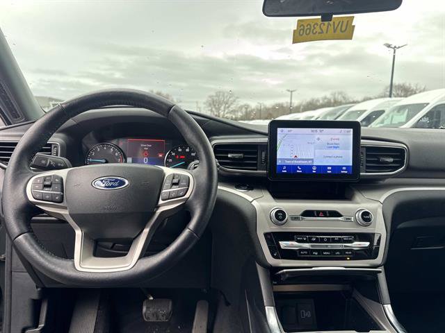 Used 2023 Ford Explorer XLT w/ Equipment Group 202A AWD/4WD image 9