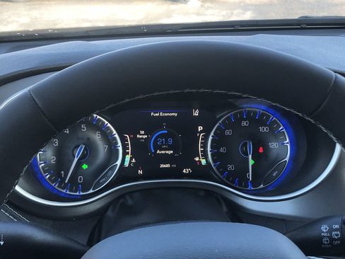 Used 2023 Chrysler Pacifica Touring-L image 26