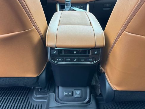 New 2026 Toyota Highlander Platinum AWD/4WD image 9
