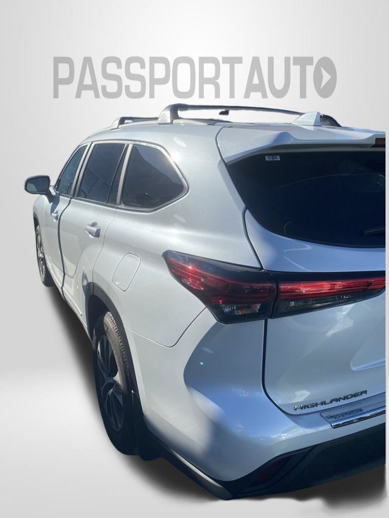 Used 2023 Toyota Highlander XLE AWD/4WD image 1