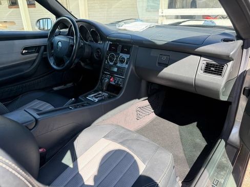 Used 2004 Mercedes-Benz SLK 32 AMG image 4