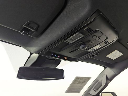 Used 2023 Chevrolet Suburban Premier image 23