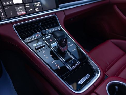 Used 2020 Porsche Panamera image 29