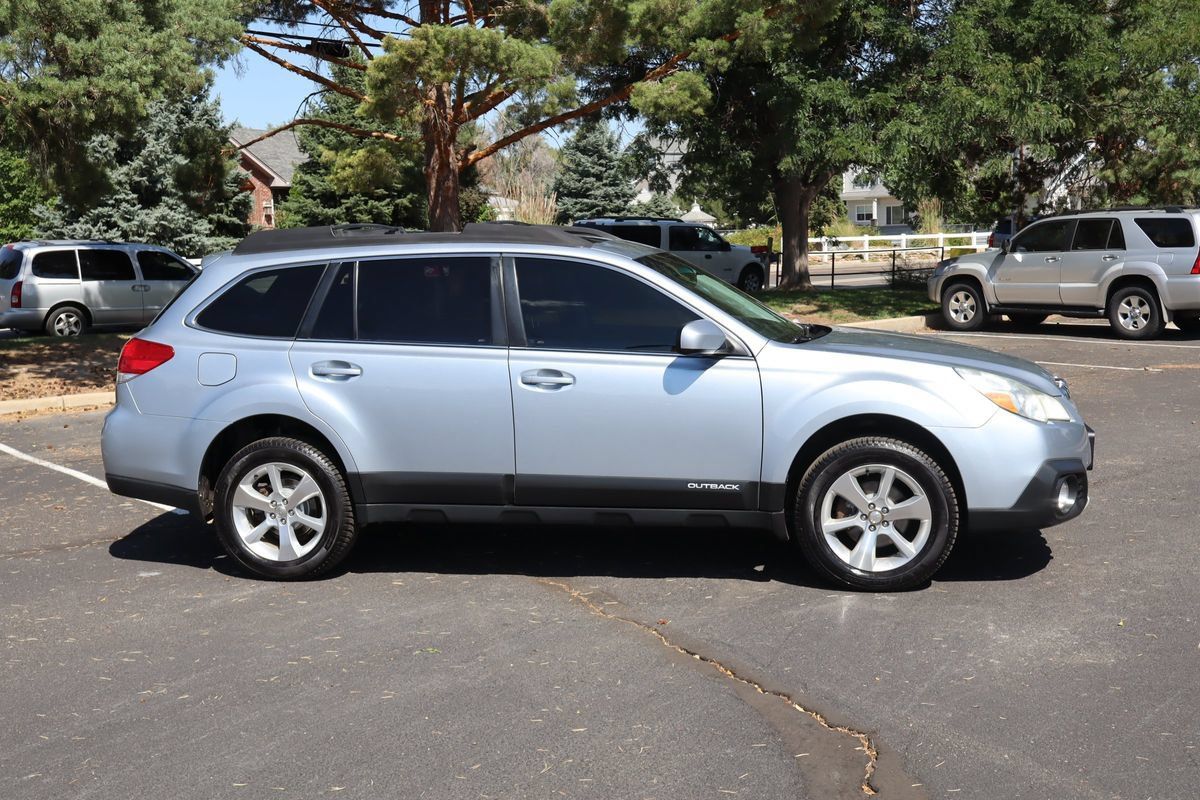 Used 2014 Subaru Outback 2.5i Limited w/ Moonroof Package AWD/4WD image 3