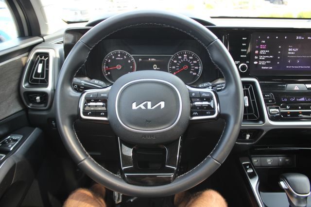 Used 2023 Kia Sorento S w/ Panoramic Sunroof Package AWD/4WD image 15