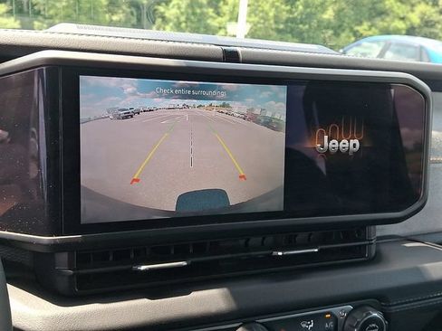 Used 2024 Jeep Wrangler Unlimited Sahara AWD/4WD image 18