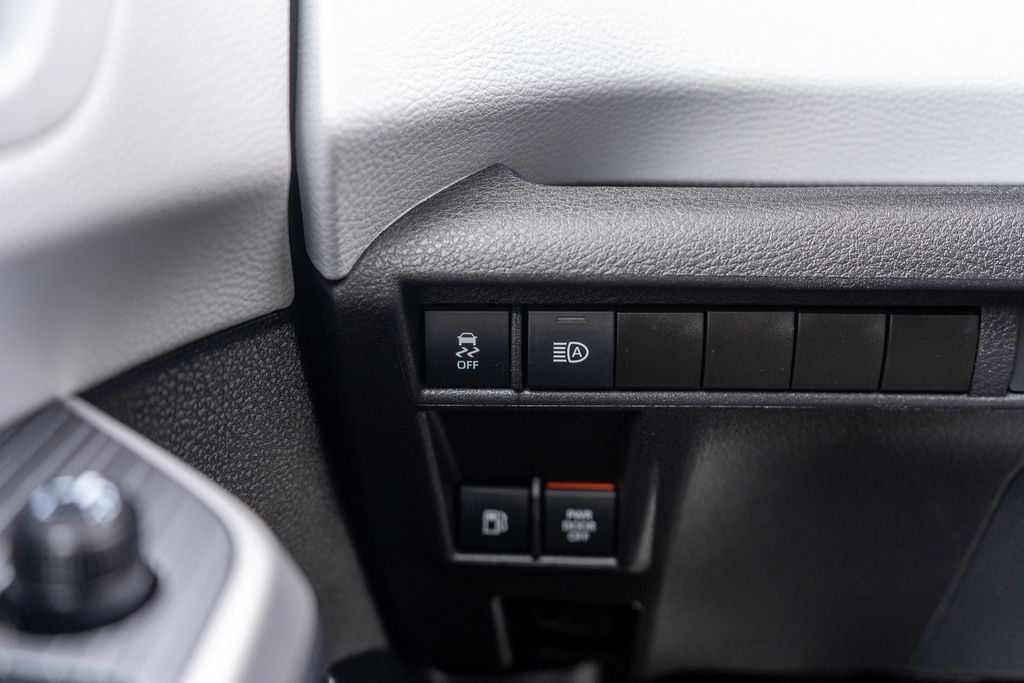 Used 2025 Toyota Sienna LE FWD image 21