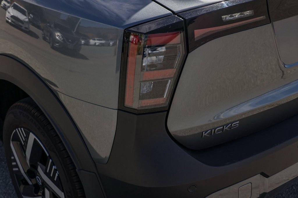 Used 2026 Nissan Kicks SV FWD image 8