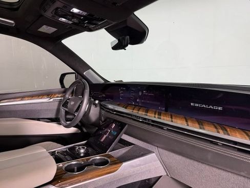 Used 2025 Cadillac Escalade Sport Platinum AWD/4WD image 21