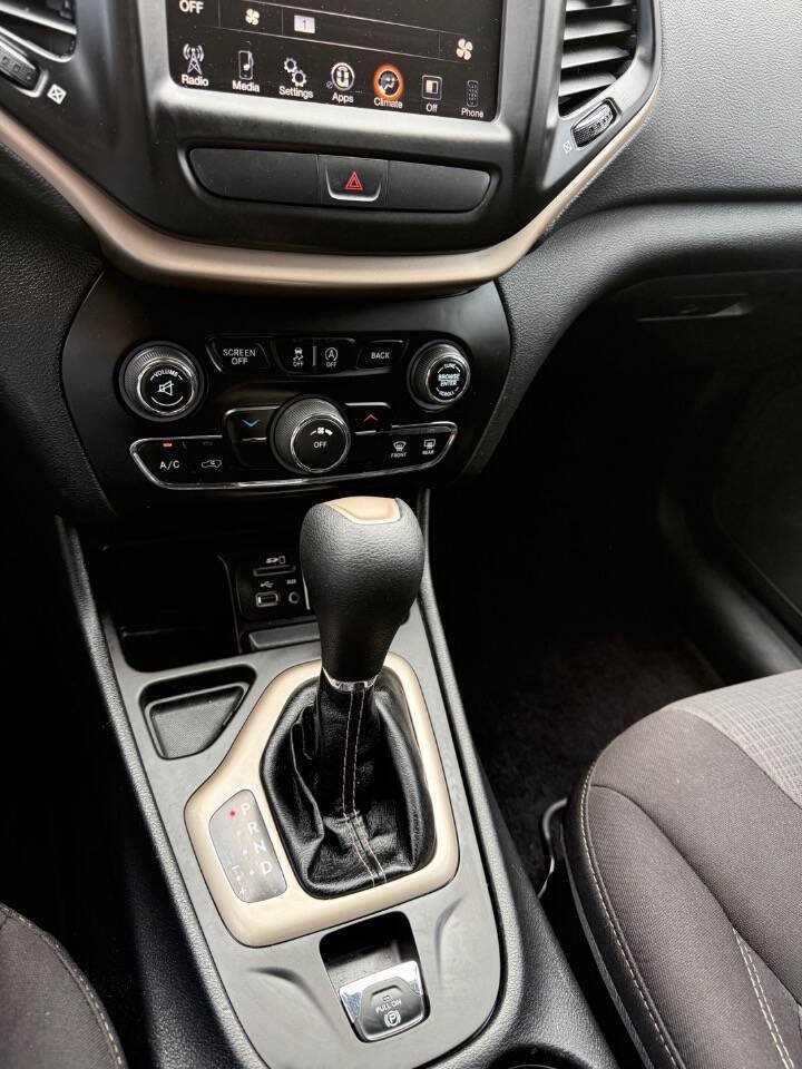 Used 2017 Jeep Cherokee Latitude w/ Comfort & Sound Group FWD image 27
