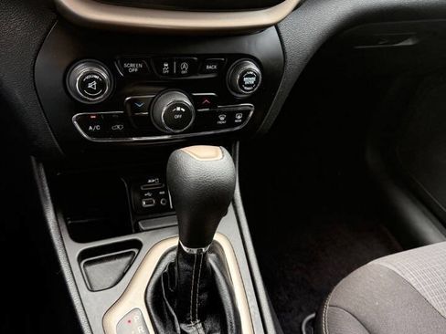 Used 2017 Jeep Cherokee Latitude w/ Comfort & Sound Group FWD image 27