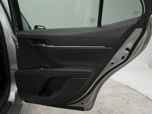 Used 2019 Toyota Camry SE image 14