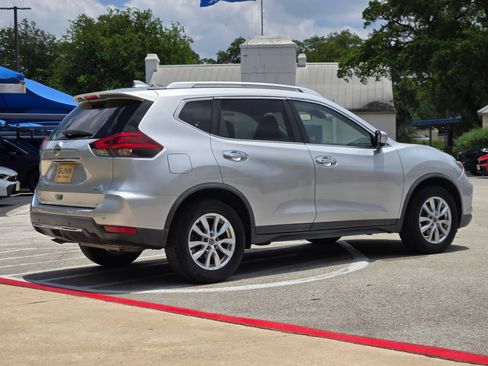 Used 2019 Nissan Rogue SV FWD image 3