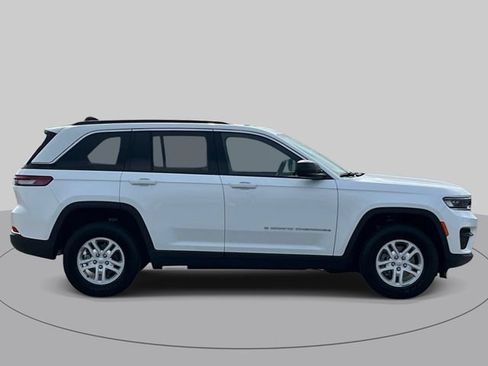 Used 2025 Jeep Grand Cherokee Laredo w/ Luxury Tech Group I RWD image 3