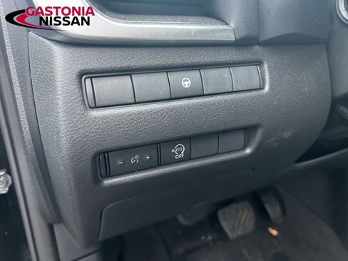 Used 2023 Nissan Rogue SV image 38