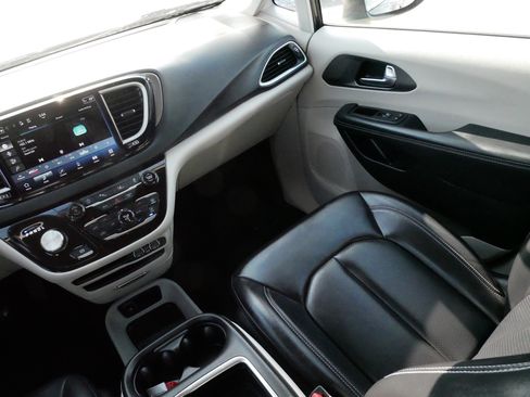 Used 2023 Chrysler Pacifica Touring-L image 11