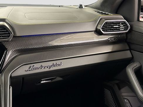 Used 2022 Lamborghini Urus image 25