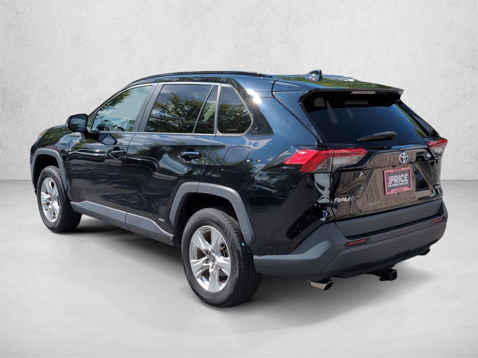 Used 2021 Toyota RAV4 XLE w/ XLE Grade Weather Package AWD/4WD image 7