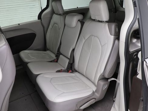 Used 2018 Chrysler Pacifica Touring-L image 10