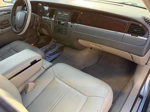 Used 2007 Lincoln Town Car Signature Limited image 16