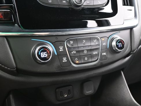 Used 2023 Chevrolet Traverse LT image 23