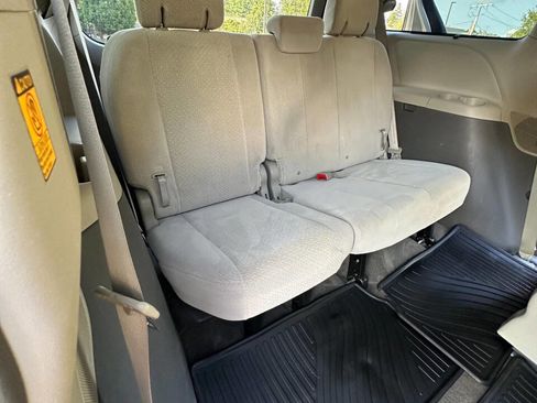 Used 2013 Toyota Sienna LE image 17