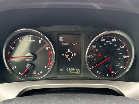 Used 2018 Toyota RAV4 SE w/ Advanced Technology Package image 20