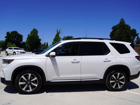 Used 2025 Honda Pilot Touring image 3