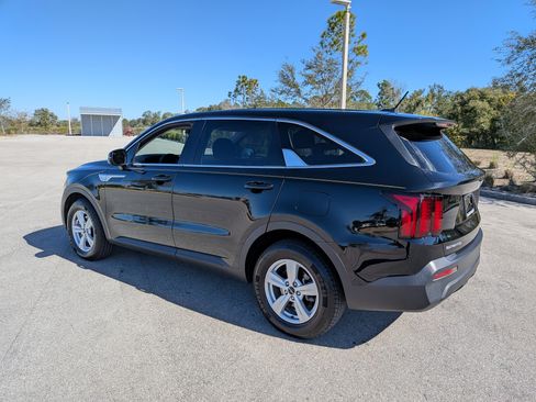 Used 2023 Kia Sorento LX image 7