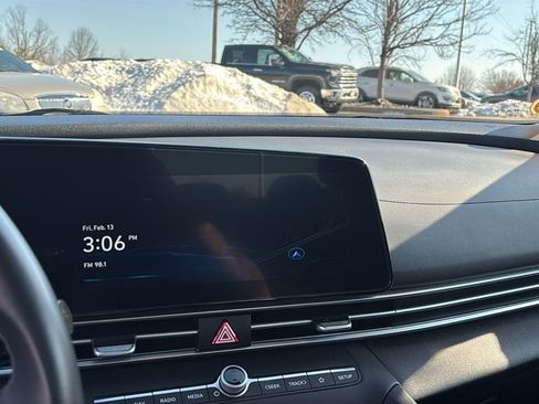 Used 2025 Hyundai Elantra SEL image 19