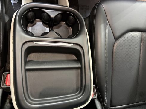 Used 2021 Chrysler Voyager Lxi image 13