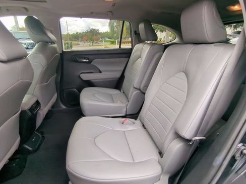 Used 2021 Toyota Highlander XLE FWD image 17