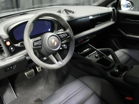 Certified 2025 Porsche Cayenne GTS image 27