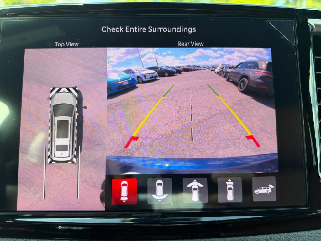 Used 2025 Chrysler Pacifica Pinnacle w/ Trailer Tow Group FWD image 20