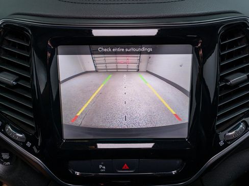Used 2019 Jeep Cherokee Limited FWD image 21
