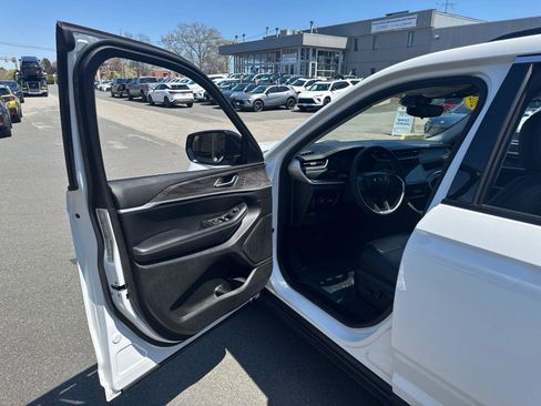 Used 2023 Jeep Grand Cherokee L Limited AWD/4WD image 11