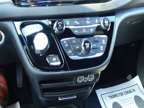 Certified 2025 Chrysler Pacifica Select FWD image 28