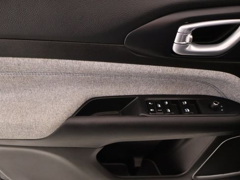 Used 2025 Jeep Compass Sport image 14