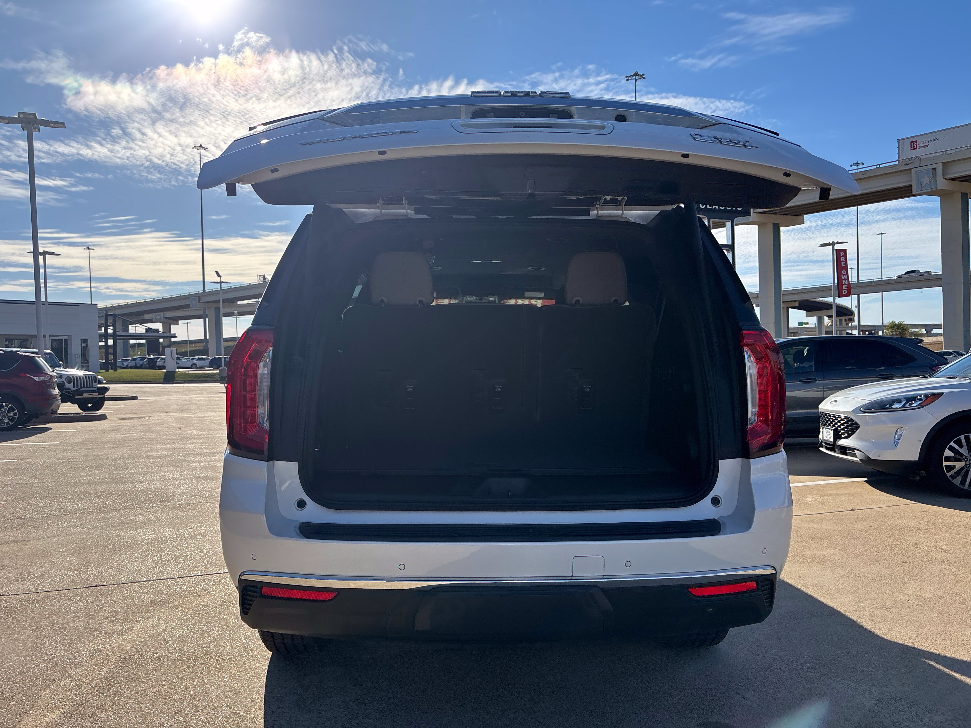 Used 2022 GMC Yukon SLT w/ SLT Luxury Package AWD/4WD image 9