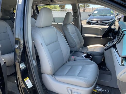 Used 2017 Toyota Sienna XLE w/ XLE Navigation Package FWD image 20