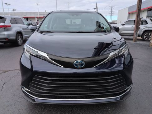 Certified 2023 Toyota Sienna XLE AWD/4WD image 8