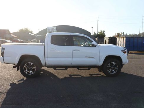 Used 2017 Toyota Tacoma TRD Sport w/ Tow Package (A/T) AWD/4WD image 4