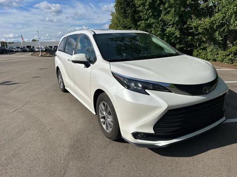 Used 2025 Toyota Sienna XLE AWD/4WD image 3