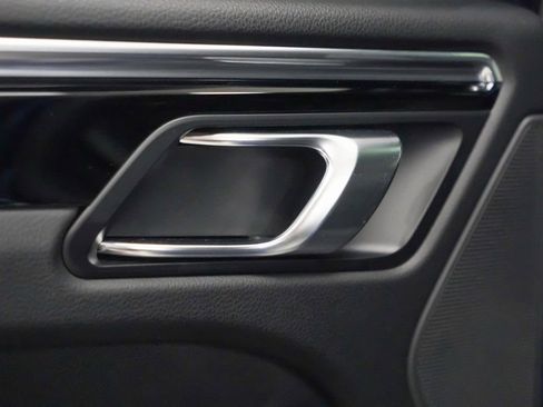 Certified 2025 Porsche Macan image 15