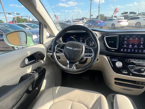 Used 2020 Chrysler Pacifica Touring-L Plus FWD image 17